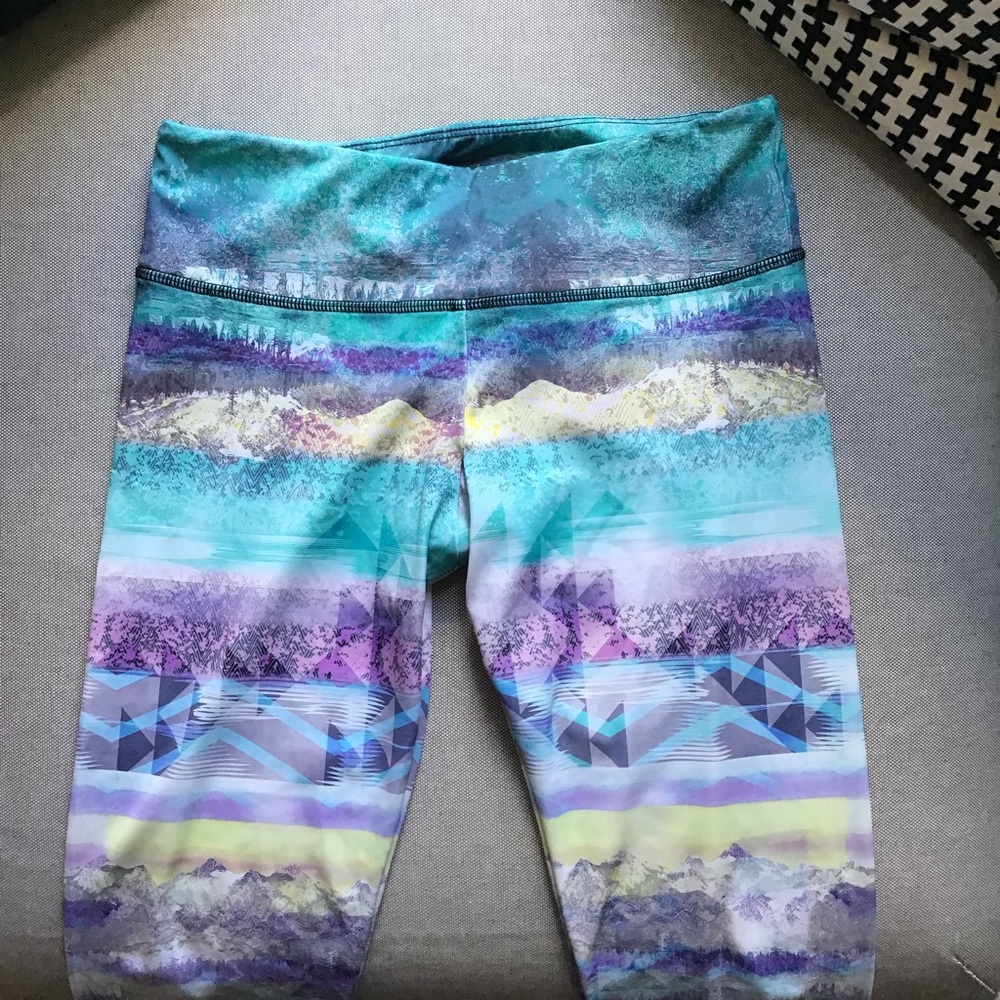 Onzie Patterned Capri Legging Size M/L
